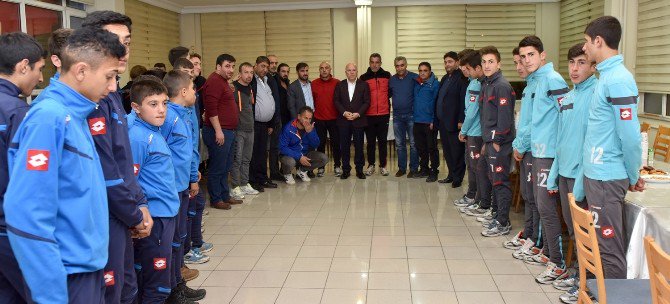 Başkan Sekmen’den Genç Yıldızlara Futbol Dersi