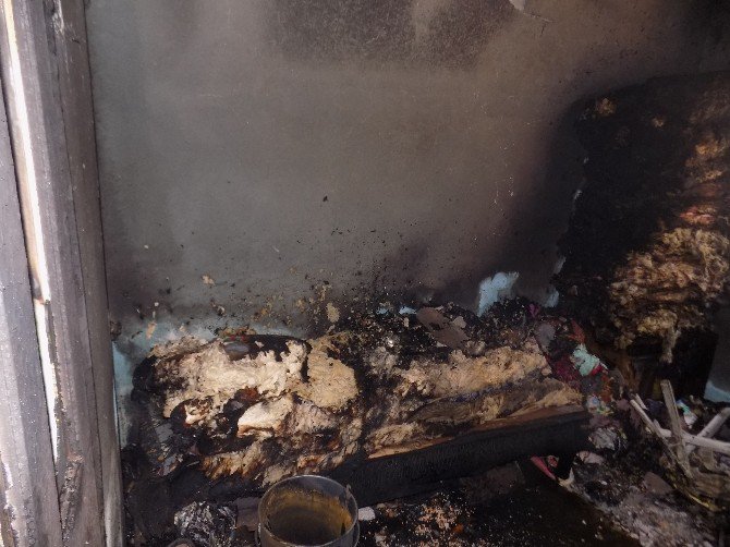 Karacasu Apartmanın Giriş Katında Yaşanan Yangın Korkuttu