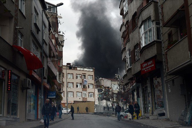 Bayrampaşa’daki Yangında Dükkan Sahiplerinden İtfaiyeye Destek