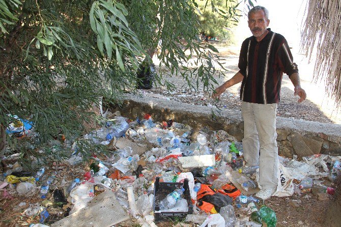 Oğlunun Acısını Çevre Temizliği Yaparak Unutmaya Çalışıyor