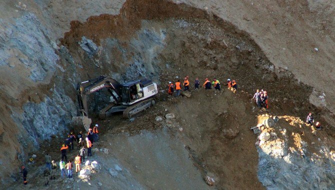 Göçük Altındaki Bir Cenazeye Daha Ulaşıldı