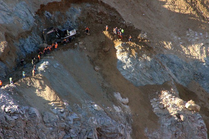 Göçük Altındaki Bir Cenazeye Daha Ulaşıldı