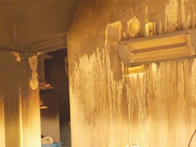 Karacasu Apartmanın Giriş Katında Yaşanan Yangın Korkuttu