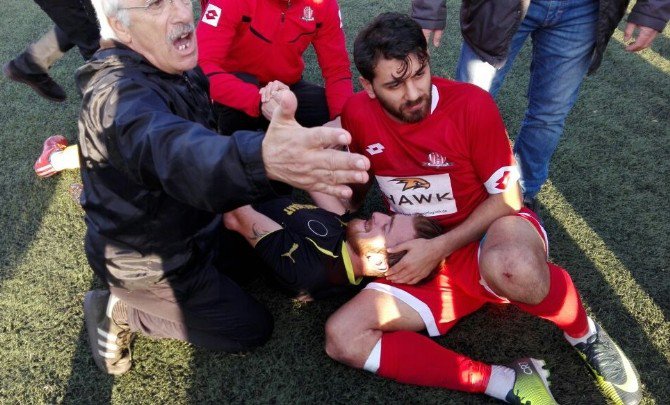 Amatör Maçta Yumruklar Konuştu, Futbolcunun Kolu Kırıldı