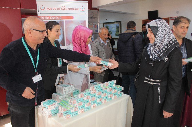 Elazığ’da Ücretsiz Diş Fırçası Ve Macunu Dağıtıldı