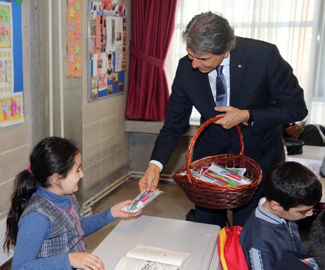 Fatih Belediyesi İlkokul Öğrencilerine Diş Seti Hediye Etti