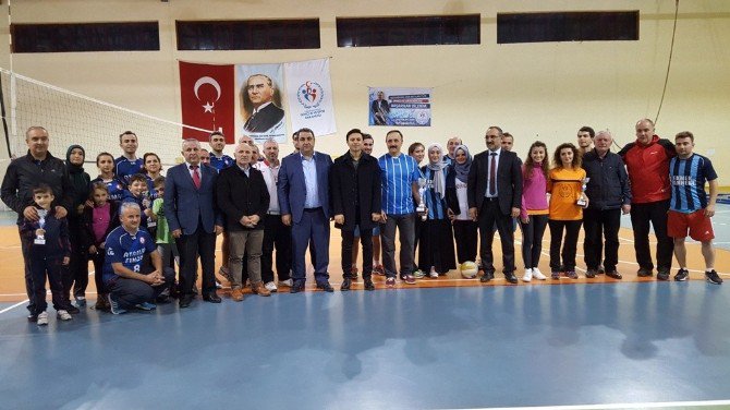 Borçka’da Öğretmenler Voleybol Turnuvasında Karşı Karşıya Geldi