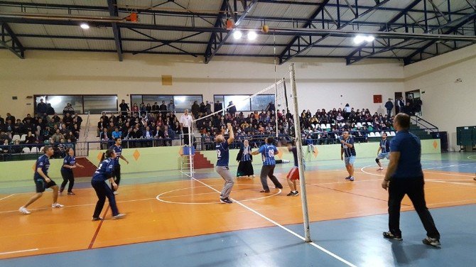 Borçka’da Öğretmenler Voleybol Turnuvasında Karşı Karşıya Geldi