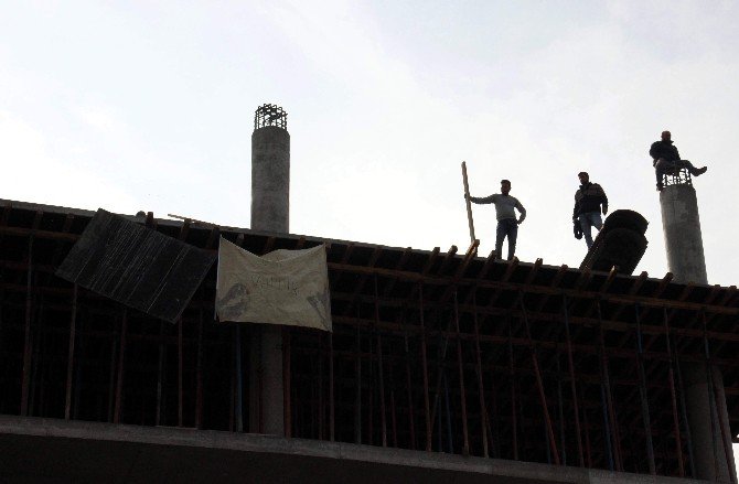 Paralarını Alamayan İşçiler İnşaatı Söktü