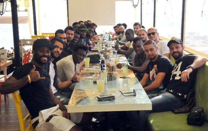 Lamine Gassama Ve Fabrice N’sakala’dan Yemek