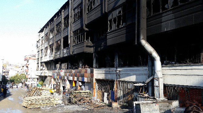 Bayrampaşa’daki Yangının Bilançosu Gün Ağarınca Ortaya Çıktı