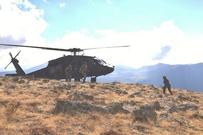 Bitlis’te Teröristlere Ait Sığınaklar Ve Malzemeler İmha Edildi