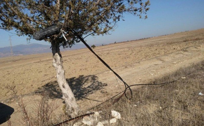 Hisarcık’ta Telefon Kabloları Yerlerde