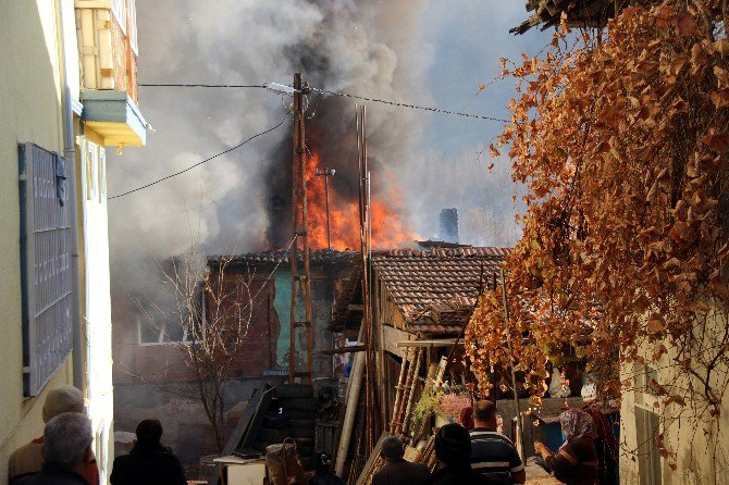 Oyun İçin Yaktıkları Ateş Evi Kül Etti