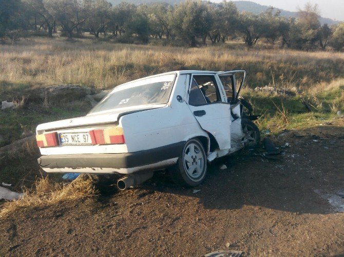 Aliağa’da İki Araç Kafa Kafaya Çarpıştı: 3 Yaralı