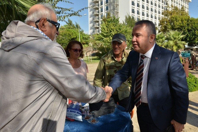 Başkan Böcek, Emekli Kahvesini Ziyaret Etti