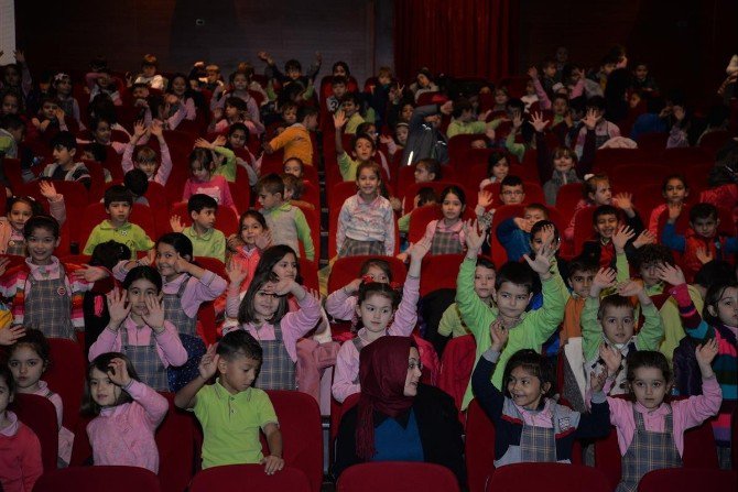 Savaşın Çocukları Bilecik’teki Tiyatro Oyunu İle Güldü