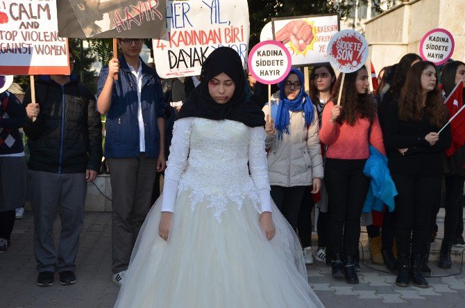 Öğrenciler Kadına Şiddeti Kınadı