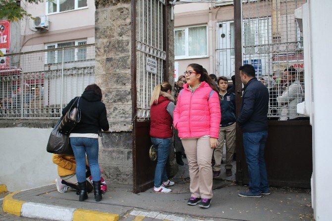 Bursa’da Öğrenciler Teog Sınavına Girerken, Veliler Dışarıda Dualarla Bekledi