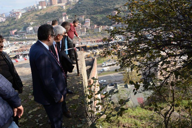 Trabzon’da Yamaçtan Kaya Düşen Mahallede Önlemler Alınıyor