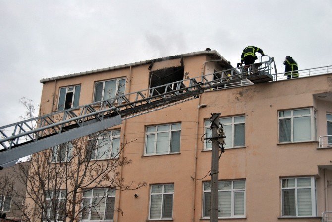 Apartman Dairesinde Çıkan Yangın Paniğe Neden Oldu