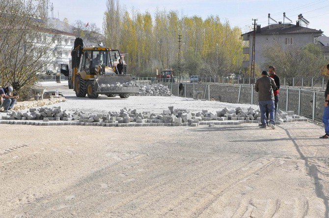 Gürün’de Parke Taşı Döşeme Çalışmaları Sürüyor