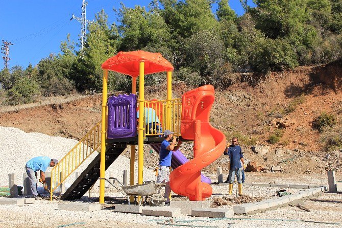 Kumluca’ya Yeni Oyun Parkı Ve Spor Alanı