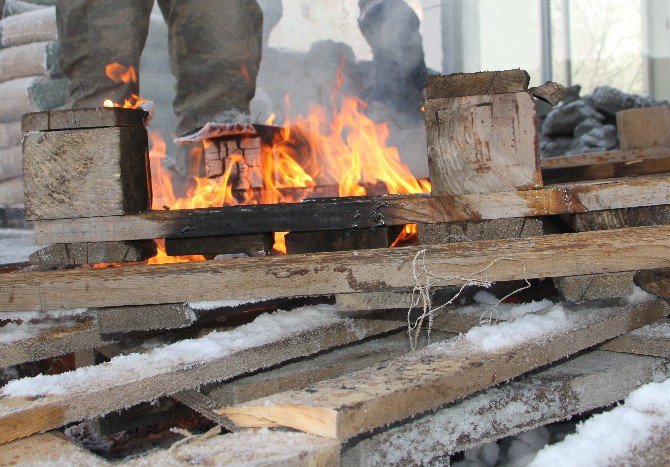 Eksi 22 Derecede Ekmek Parası İçin Çalışıyorlar