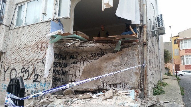 Eyüp’te Balkon Çöktü, Facianın Eşiğinden Dönüldü