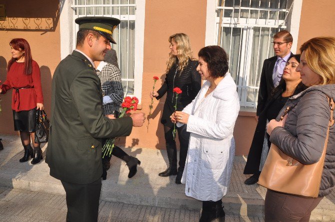 Jandarma Öğretmenlere Çiçek Verip Öğretmenler Gününü Kutladı