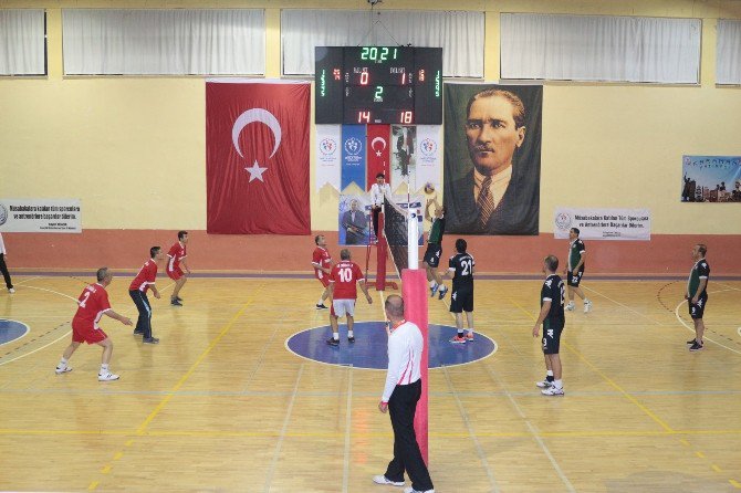 Karaman’da Öğretmenler Günü Voleybol Turnuvası Sona Erdi