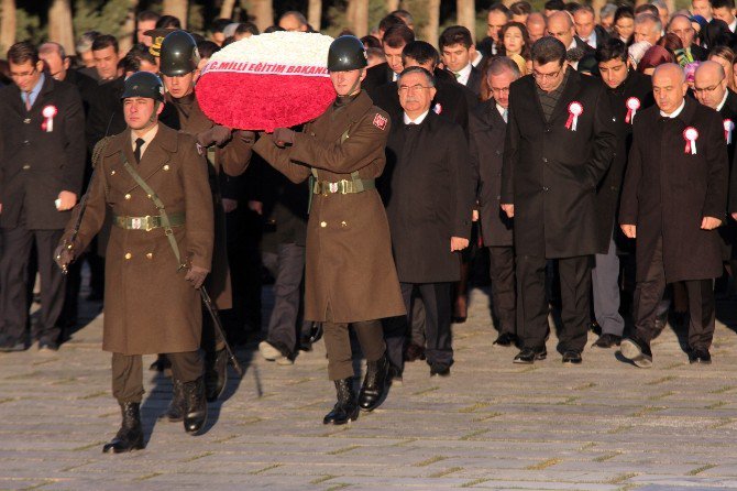 Bakan Yılmaz, Öğretmenlerle Birlikte Anıtkabir’i Ziyaret Etti