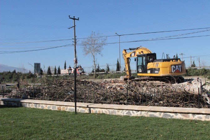 Rahime Sultan Camii’nin Önündeki Metruk Okul Yıkıldı