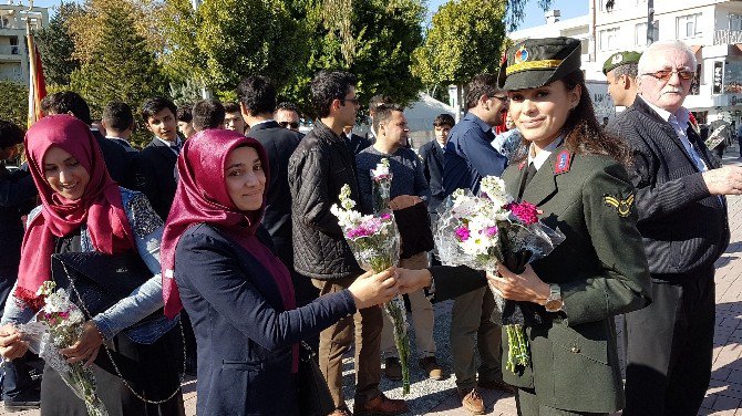 Jandarma’dan Öğretmenler Gününe Çiçekli Kutlama