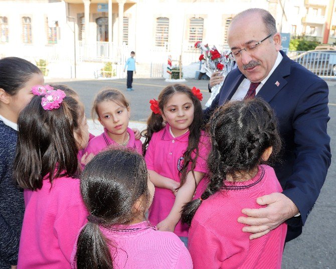 Gümrükçüoğlu, Öğretmenler Gününde Mezun Olduğu İlkokulu Ziyaret Etti