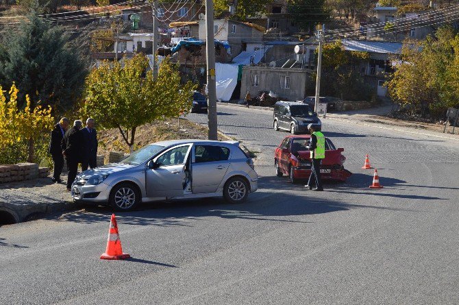 Adıyaman’da İki Otomobil Çarpıştı: 1 Yaralı