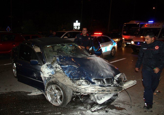 Antalya’da Zincirleme Trafik Kazası: 3 Yaralı