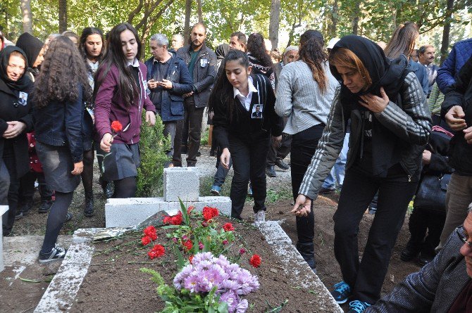 Öğretmenler Günü’nde Kalp Krizi Geçiren Okul Müdürü Toprağa Verildi