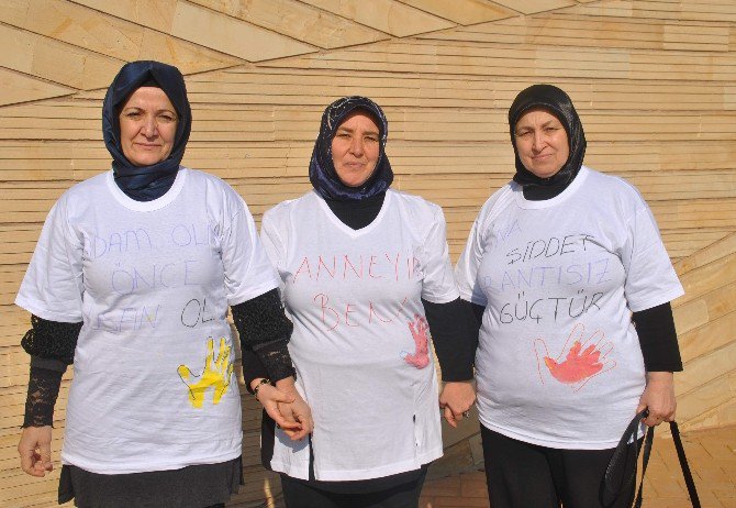 Aydın’da Ak Parti’li Kadınlardan ’Kadına Şiddeti Kınıyoruz’ Konferansı