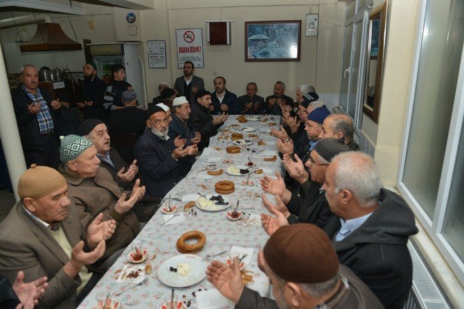 “Bereket Sofrası” Yeni Cami’de Kuruldu