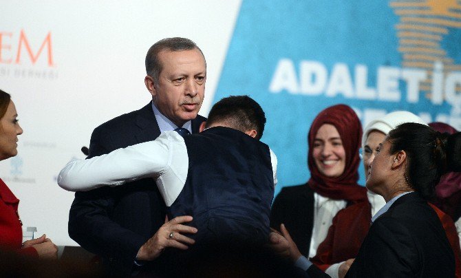 Cumhurbaşkanı Erdoğan’a Bir Gençten Sevgi Gösterisi