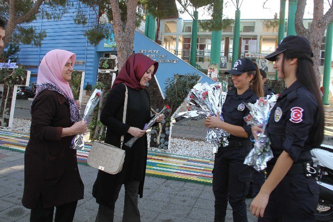 Fethiye’de Toplum Destekli Polislerden Kadınlara Karanfil