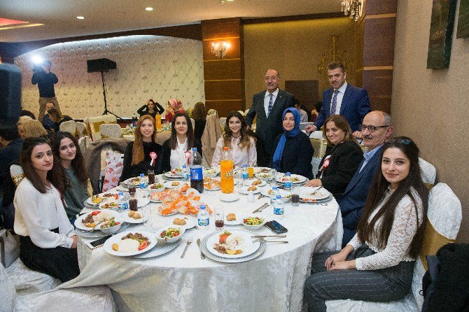 Öğretmenler, Niran Ünsal Şarkılarıyla Eğlendi