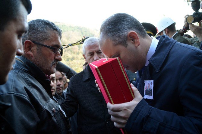 Bakan Kılıç, Şehidin Tabutuna Sarılan Bayrağı Babasına Teslim Etti