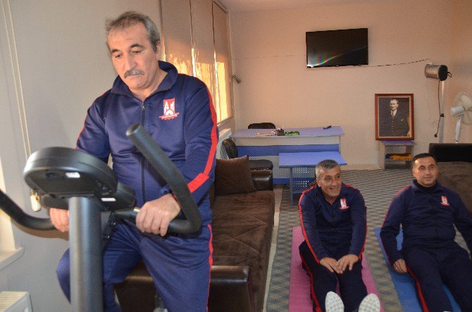 İtfaiye Erleri Yangınlara Her Gün Düzenli Spor Yaparak Hazırlanıyor