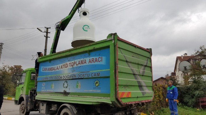 Kartepe’de Cam Kumbaraları Dağıtılıyor