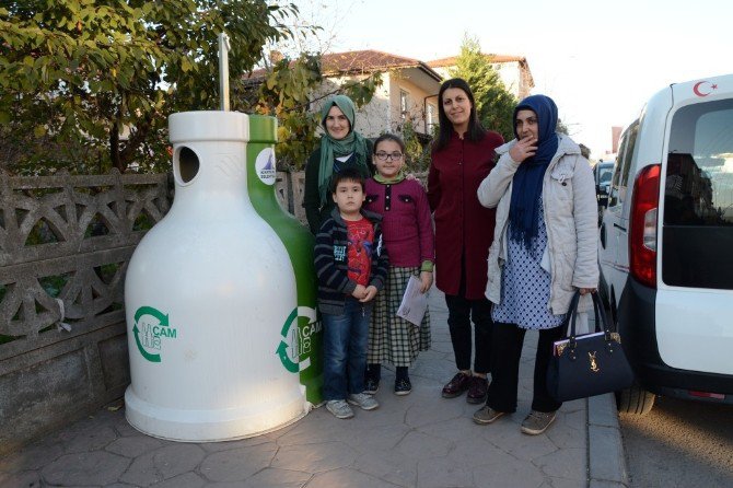 Kartepe’de Cam Kumbaraları Dağıtılıyor