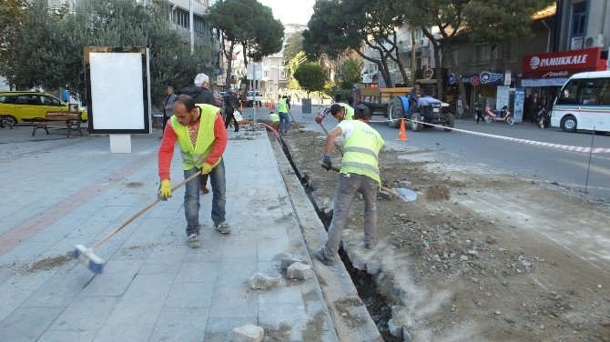 Burhaniye’de Hat Çalışması Caddeleri Köstebek Yuvasına Çevirdi