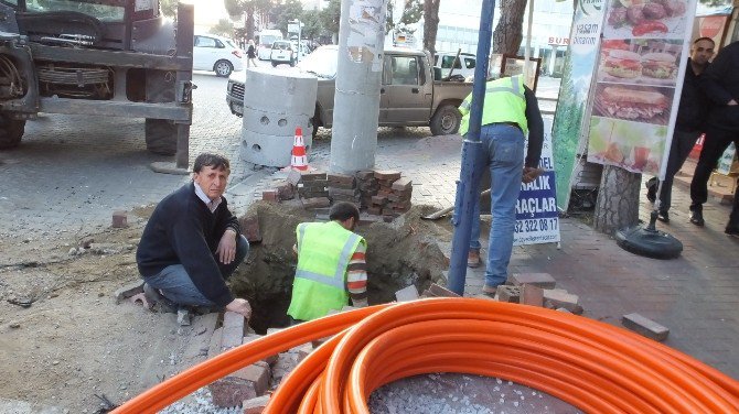 Burhaniye’de Hat Çalışması Caddeleri Köstebek Yuvasına Çevirdi