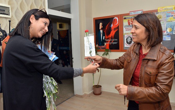 Büyükşehir’den Öğretmenlere Karanfil